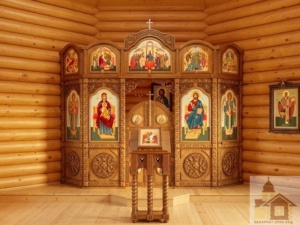 Критий ганок дерев'яної церкви з різьбленими елементами