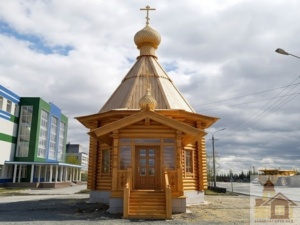 Одноглава дерев'яна церква з центральною маківкою та хрестом
