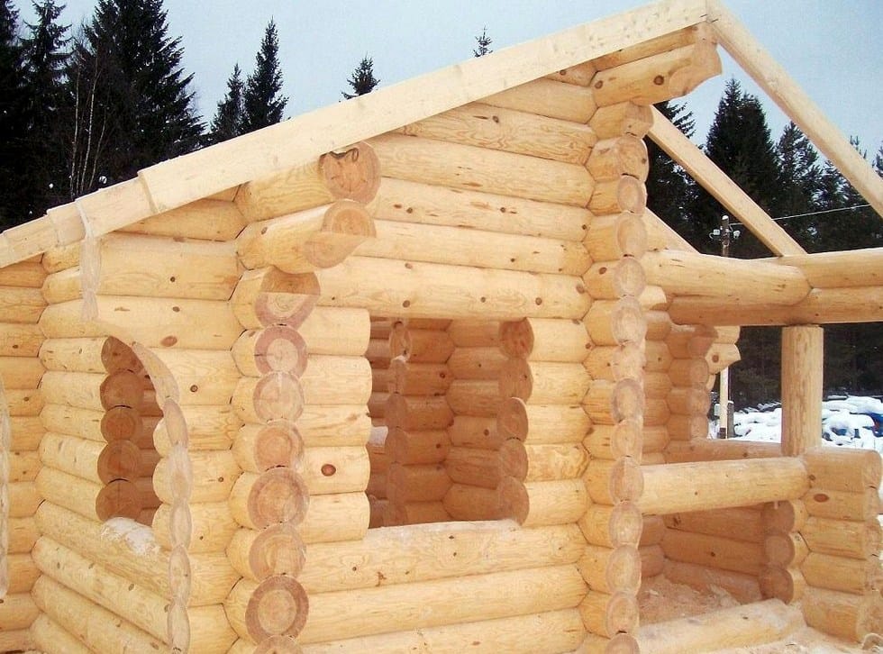 Ручна рубка вінців зрубу в чашу