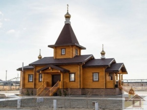 Різьблені карнизи даху дерев’яної церкви